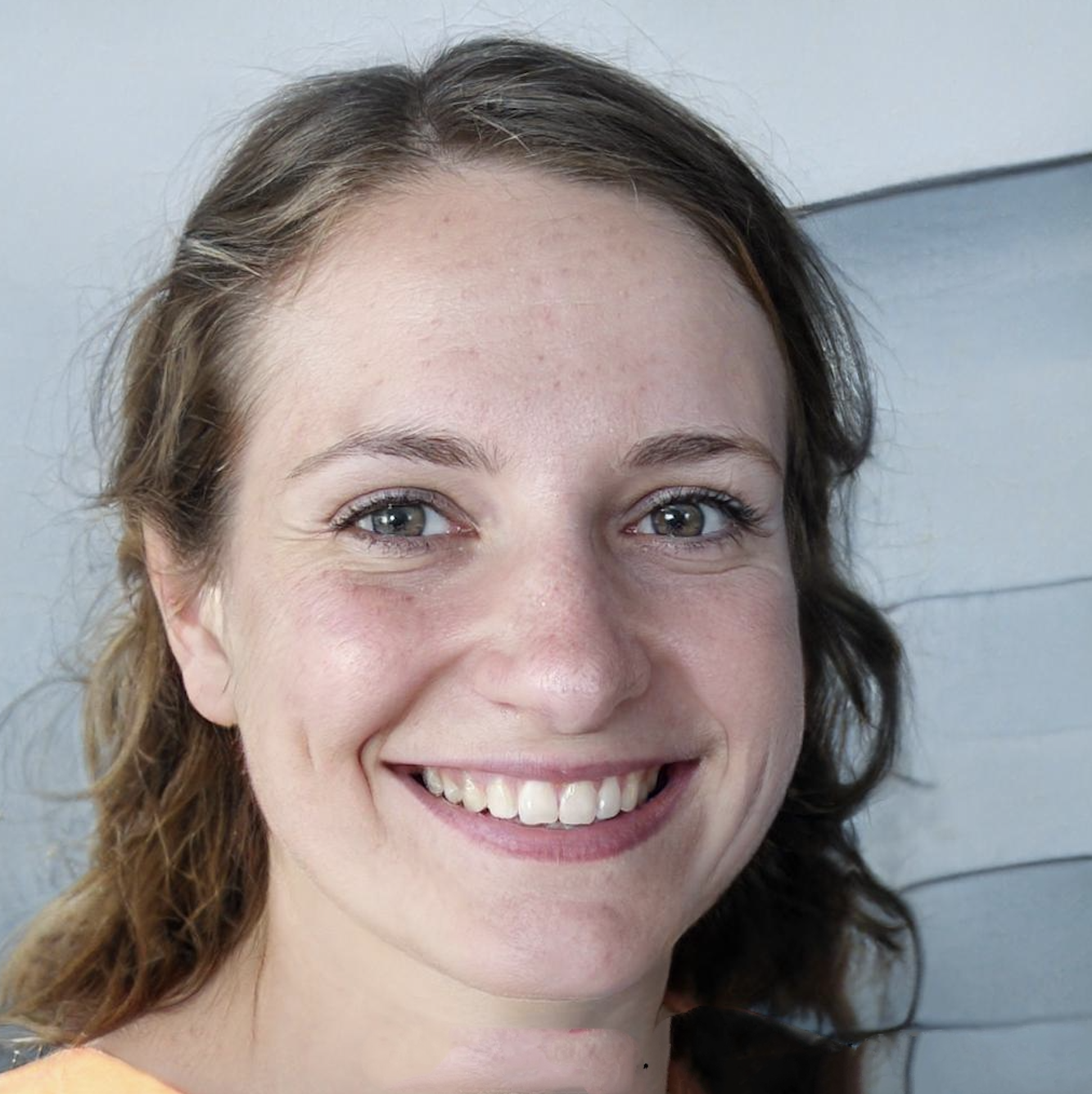 Femmes de 25 ans souriante